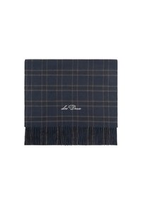 Fular în carouri bleumarin cu margini franjurate, fabricat dintr-un material moale. Prezintă un logo subtil brodat în alb într-unul dintre colțuri.