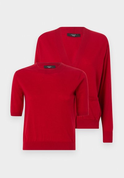 Czerwony zestaw swetrów z dzianiny, który obejmuje krótki rękaw bluzkę z okrągłym dekoltem oraz kardigan z długim rękawem z dekoltem w kształcie litery V i kieszenią boczną.