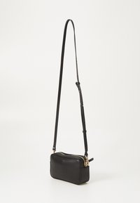 Svart läder crossbody-väska med rektangulär form, guldfärgade detaljer och justerbar rem. Har en dragkedjestängning.