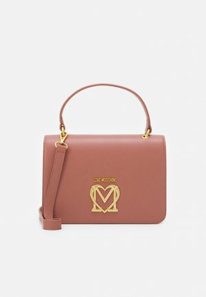 Suorakulmainen ruskea nahkainen käsilaukku, jossa yläkahva ja irrotettava olkahihna, kultainen "Love Moschino"-logo ja sydämenmuotoinen "M"-yksityiskohta.