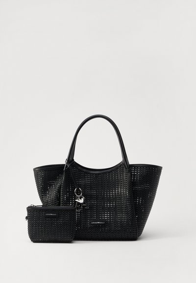 Borsa a rete nera con manici neri lisci, accompagnata da una pochette con zip più piccola coordinata. Presenta un accessorio portachiavi. Materiale resistente.