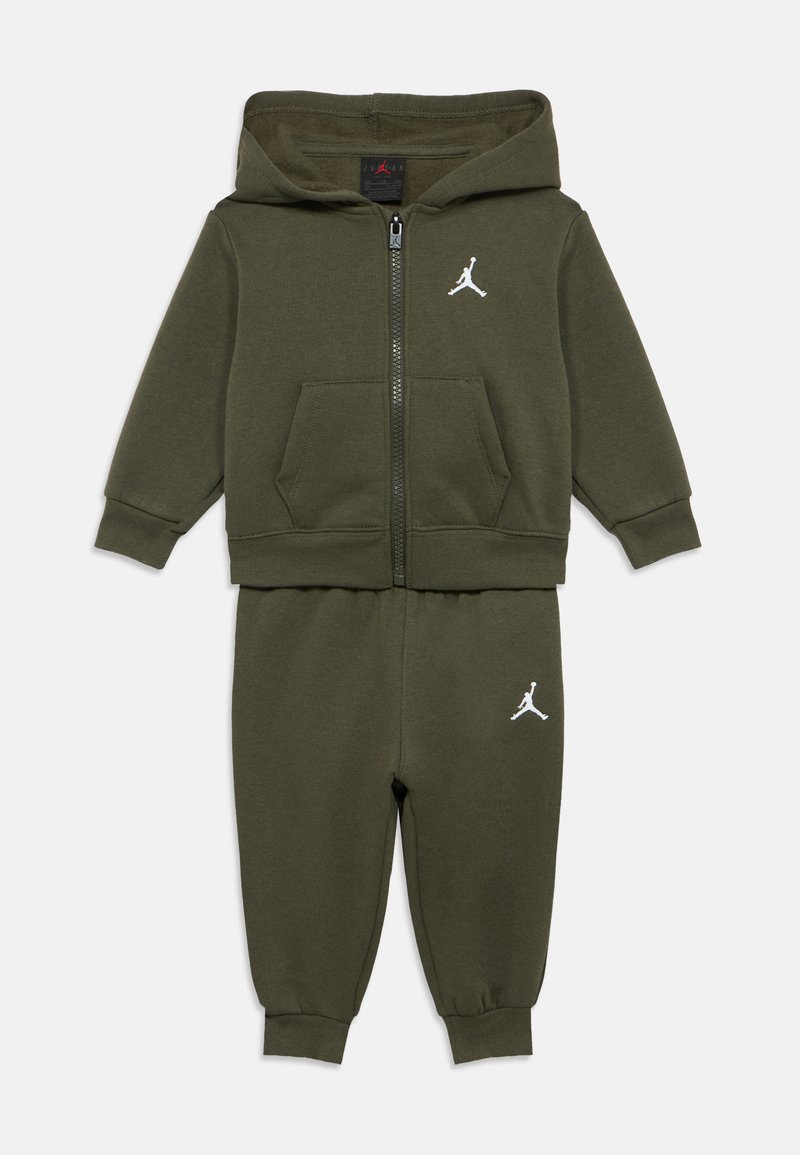 Παιδική φόρμα σε ελιά πράσινο χρώμα με ζακέτα με φερμουάρ, τσέπες καγκουρό και αντίστοιχο παντελόνι, και τα δύο με λευκά λογότυπα Jordan.
