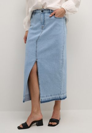 Hellblaue Jeansrock mit vorderem Schlitz, lässigem Design und fransigem Saum. Trägt man mit schwarzen Blockabsatzsandalen.