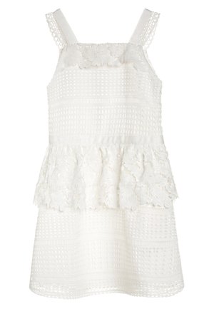 Biała sukienka z teksturowanym gorsetem zdobionym kwiatowymi aplikacjami, regulowanymi ramiączkami oraz falbanami na warstwowym brzegu. Całość zdobiona szczegółowym wzorem.