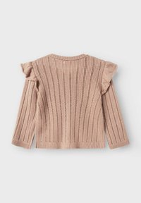 Pull en tricot rose clair avec texture côtelée, détails à épaules évasées et manches longues. Comprend des coutures verticales et un col rond.