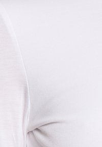 Weißes Baumwoll-T-Shirt mit glatter, weicher Textur, ausgestattet mit einem taillierten Design und kurzen Ärmeln, ideal für die Freizeit.