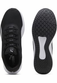 Zwarte sportschoenen met een mesh bovenkant, een gestructureerde zool en witte accenten. Inclusief veters en logo op de tong, ontworpen voor comfort en ondersteuning.