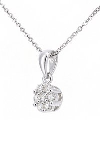 Vedhæng i sterling sølv med et blomstermotiv af klynger af klare ædelsten, hængende på en delikat kæde.