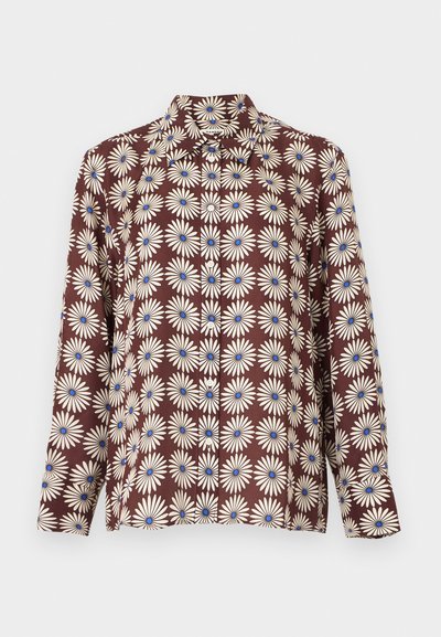 Καφέ πουκάμισο με μακριά μανίκια και λευκά μοτίβα μαργαρίτας με μπλε κέντρα, μπροστινό κλείσιμο με κουμπιά και μυτερό γιακά.