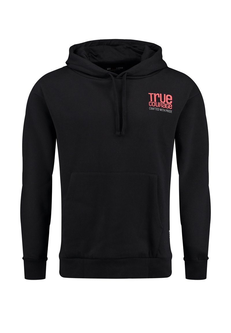 Fekete kapucnis pulóver puha anyagból, elülső zsebbel, állítható húzózsinórral és piros felirattal, amely a következőt tartalmazza: "IGAZ BÁTORSÁG" a mellkasnál.