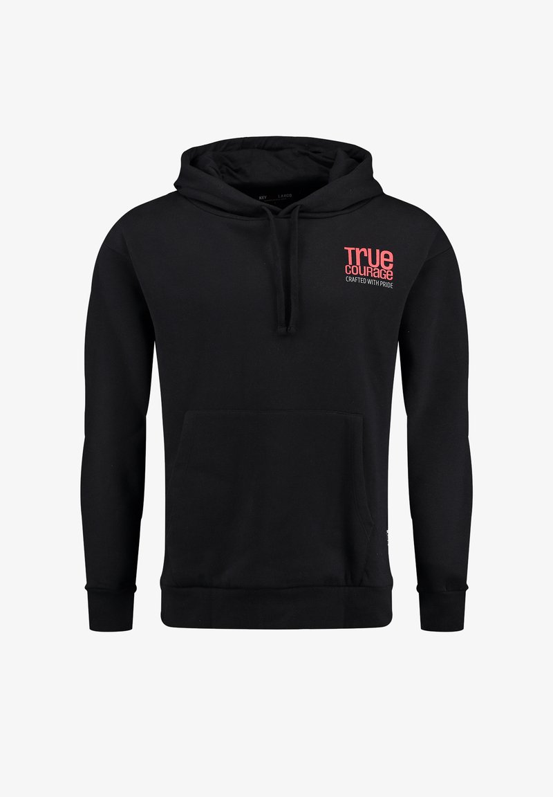 Fekete kapucnis pulóver puha anyagból, elülső zsebbel, állítható húzózsinórral és piros felirattal, amely a következőt tartalmazza: "IGAZ BÁTORSÁG" a mellkasnál.