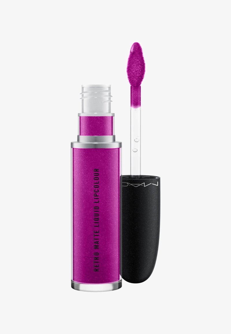 Tube de rouge à lèvres liquide mat rétro rose vif avec un bouchon noir et un pinceau applicateur incliné montrant le produit à la pointe.