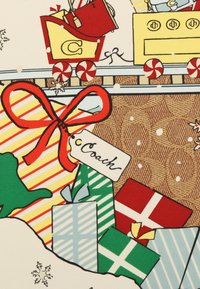 Farverigt tekstil med et tog fyldt med gaver og et rødt bånd, stribede mønstre og et tag med teksten "Coach." Baggrunden har teksturerede accenter.