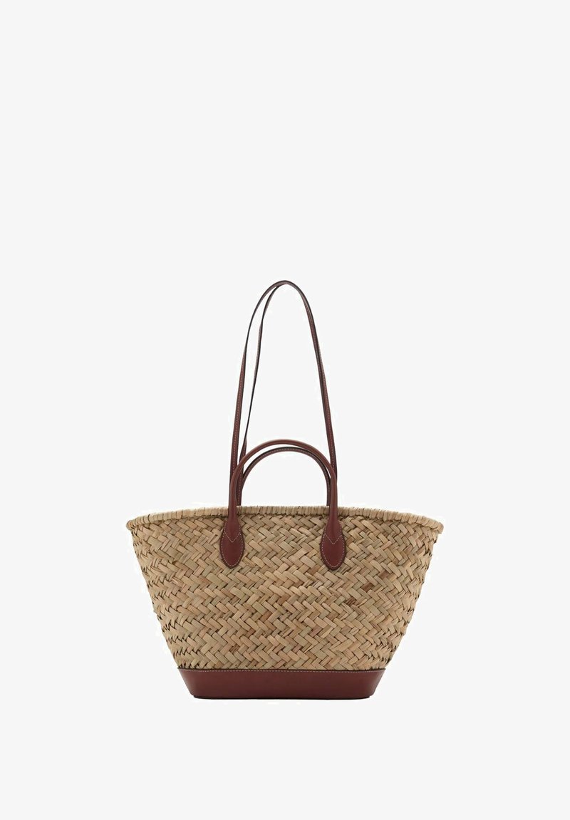 Vævet strå tote taske med flettet tekstur, mørkebrune læderhåndtag og bund, bred cirkulær form og åben topdesign.