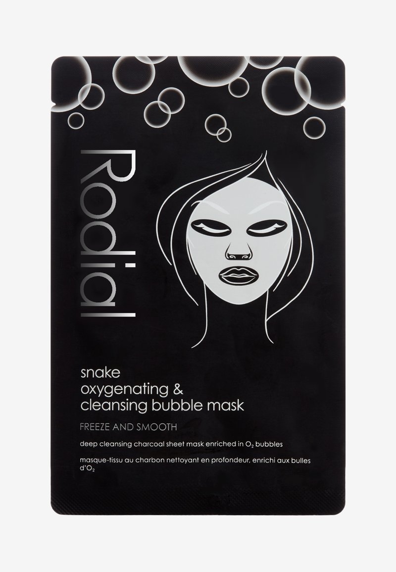 L'emballage du masque en feuille de charbon actif noir présente un design minimaliste de visage blanc avec des bulles, étiqueté "Rodial" et "oxygénant et nettoyant au serpent."
