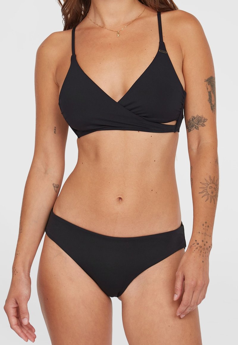 Set bikini nero con top a wrap con spalline sottili e parte bassa a vita bassa. Tessuto liscio con cuciture minime e senza motivi.