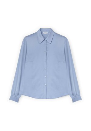 Hellblaue, langärmelige Bluse mit Knöpfen, spitzem Kragen und Manschetten, flach auf weißem Hintergrund präsentiert.