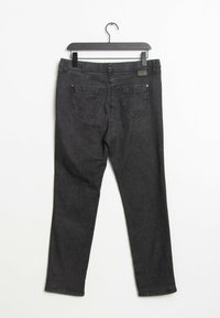 Jeans in denim nero appesi a un gancio, con una vestibilità slim, design a cinque tasche e dettagli di cucitura discreti sulle tasche posteriori.