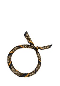Luipaardprint sjaal in zwart, goud en oranje. Gemaakt van zachte stof, met een strikontwerp en contrasterende strepen voor een elegante uitstraling.