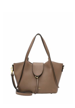 Sac à main en cuir texturé taupe avec deux bretelles, une fermeture à rabat avec un anneau doré et une bandoulière amovible sur fond blanc.