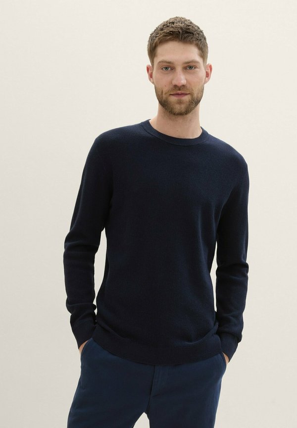 STRUKTURIERTER RUNDHALS - Strickpullover