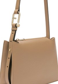 Borsa a mano in pelle beige con design strutturato. Caratterizzata da una chiusura in metallo color oro, tracolla regolabile e superficie testurizzata per una migliore presa.
