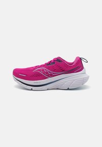 Chaussure de sport rose avec une tige en mesh respirant, une semelle intermédiaire distinctive blanche avec des accents noirs et bleus, et une semelle extérieure en caoutchouc texturé.