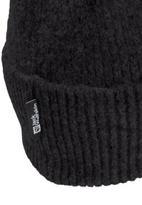 Berretto in maglia nera realizzato in materiale spesso e testurizzato. Presenta un design a coste e un'etichetta del marchio visibile sul lato.