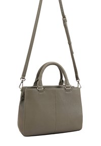 Sac à main en cuir gris avec deux poignées courtes et une bandoulière longue amovible. Il possède une finition texturée et une fermeture éclair en haut.