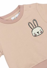 Hanorac roz deschis cu broderie de iepure, guler și manșete tricotate, material moale din bumbac, cu capse pentru îmbrăcare ușoară.