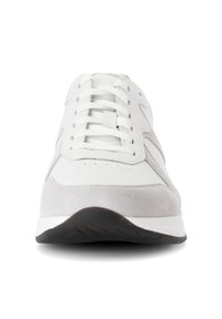 Witte sportieve schoen met grijze suède accenten, ronde neus en een gestructureerde rubberen zool. Kenmerkt zich door platte veters en gestikte details aan de zijkanten.