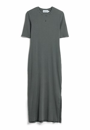 Graues, knielanges Kleid mit kurzen Ärmeln, rundem Ausschnitt, seitlichen Schlitzen und einem kleinen Logodetail auf der Brust. Weicher, glatter Stoff.