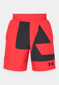 Rode sportieve shorts met een zwart geometrisch ontwerp, elastische tailleband en zijzakken. Bevat het Under Armour-logo op de rechteronderzijde.