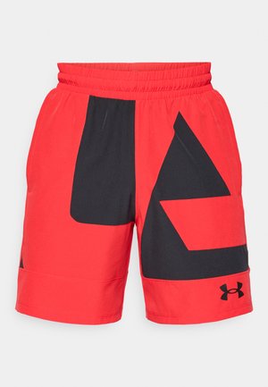 Punaiset urheilushortsit, joissa on musta geometrinen kuvio, joustava vyötärö ja sivutaskut. Alareunassa on Under Armour -logo.