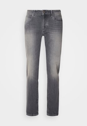 Pantalones de mezclilla gris con corte recto, que cuentan con desvanecidos en los muslos, diseño de cinco bolsillos y cierre de botón plateado en la cintura.