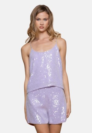 Completo due pezzi color lavanda composto da un top senza maniche e pantaloni corti, entrambi decorati con paillettes sovrapposte per un effetto lucido e testurizzato. I dettagli argentati delle spalline completano il top.