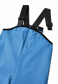 Overoles impermeables azules con tirantes ajustables negros, presentan una textura suave y un detalle de costura reforzada en las costuras.