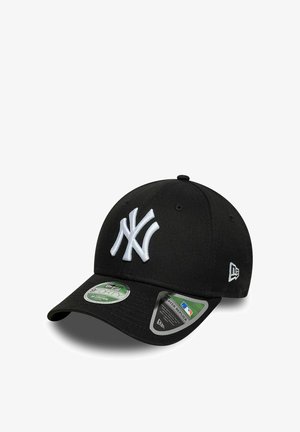 Schwarze New York Yankees Baseballkappe mit weißem Logo und Stickern auf dem gebogenen Schirm, auf weißem Hintergrund dargestellt.