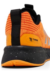 Oranje en zwarte sport schoen met een gestructureerde breisel bovenwerk, een solide hielkap en een gespatk zwart loopvlak. Inclusief trekkwast en branding.