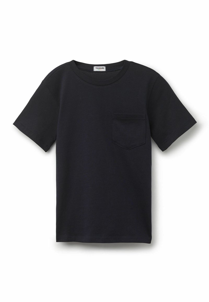 Granatowa bawełniana koszulka z okrągłym dekoltem, krótkimi rękawami i jedną kieszonką na piersi. Gładka faktura, bez widocznych wzorów ani grafik.