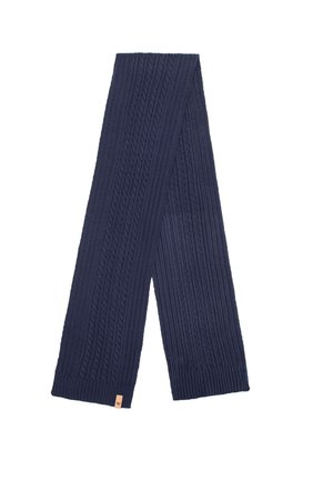 Écharpe tricotée bleu marine avec un motif torsadé texturé, bordures côtelées et une petite étiquette en cuir en accent.