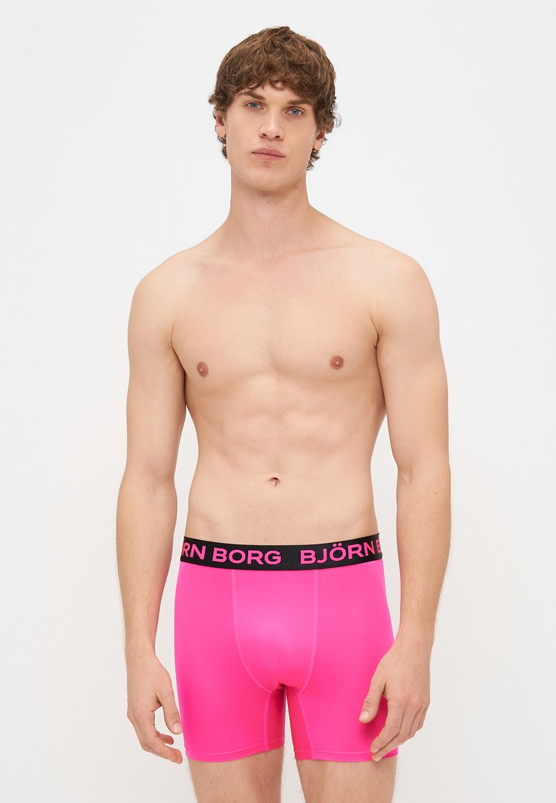 Ehedalt roa värvi bokserid musta elastse vööga, millel on embosed tekst "BJÖRN BORG." Sile, veniv materjal, liibuv disain.