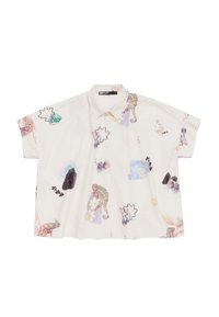 Camicia a maniche corte con colletto in tessuto bianco, caratterizzata da motivi animali colorati e astratti, con una vestibilità rilassata e ampia e chiusura a bottoni.