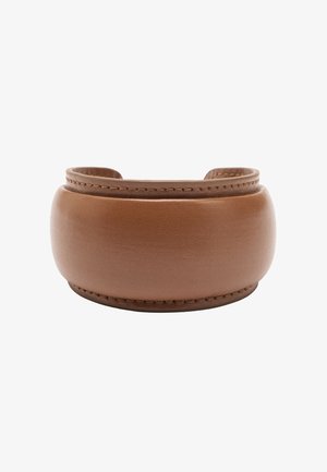Brązowa bransoleta z miękkiej skóry o gładkiej teksturze, zaokrąglonym kształcie i kontrastującym przeszyciu wzdłuż krawędzi. Otwarta z tyłu, co ułatwia zakładanie.