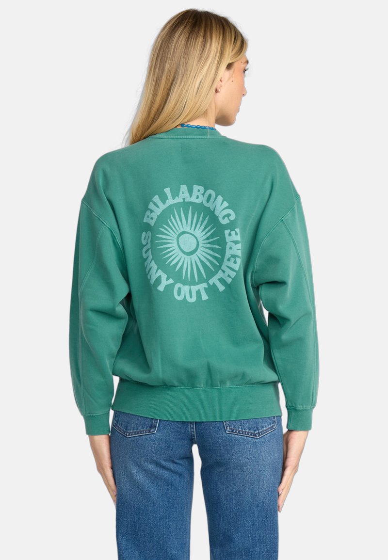 Groene oversized sweatshirt van een katoenmix, met een cirkelvormige zonafbeelding en de tekst "BILLABONG SUNNY OUT THERE" op de achterkant.