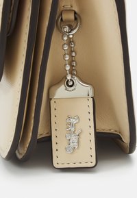 COACH LUXE REFINED IDOL BAG - Kézitáska - ivory