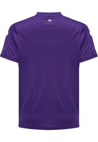 Lilla kortærmet træningsshirt lavet af glat, let stof med rund hals, der har logo detaljer på bagsiden.