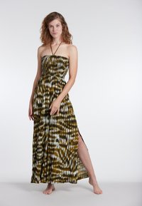 Maxi obleka z brezramenskim dizajnom in nabrano oprsjem, v tkanini s tie-dye vzorcem v rjavi, zeleni in beli barvi, z stranskim razporkom.