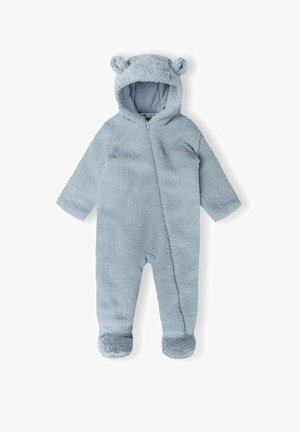 Kék plüss overall lekerekített kapucnival, amelyen medvefülek vannak, teljes hosszú ujjak, elöl cipzárral és zárt talpakkal. Puha, texturált anyag.