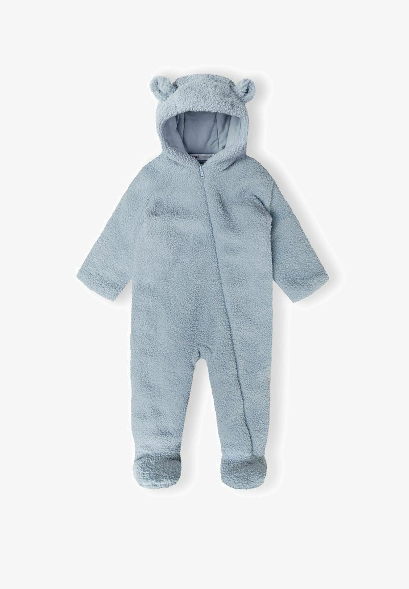 Modrý fleece overal s okrúhlou kapucňou, ktorá má uši medveďa, dlhými rukávmi, predným zipsom a zakrytými nohami. Mäkká, textúrovaná látka.